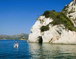 Vaar met je eigen boot tussen prachtige rotsen in Zakynthos