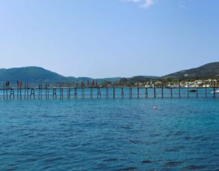 De idyllische brug naar Agios Sostis Island in Zakynthos