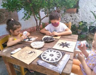 Kinderen maken mozaïek in Sparta
