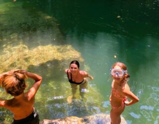 Familie zwemt in de Polylimnio watervallen