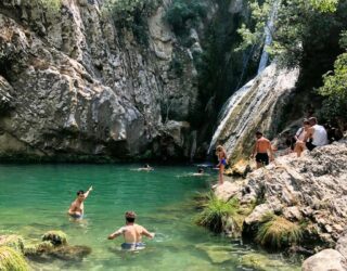 Met tieners zwemmen in de Polylimnio watervallen