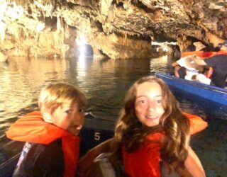 Vaar ondergronds in de Diros grotten met kinderen