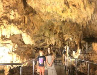 Kinderen in ondergrondse grotten van Diros
