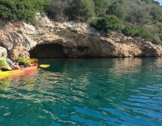 Kajakken langs de kust in Epidaurus