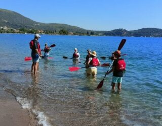 Kinderen kajakken in Epidaurus