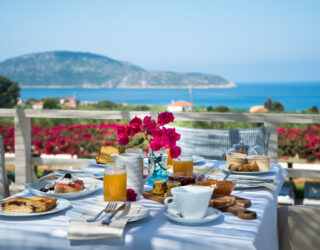 Lunchen met zicht op zee glamping Griekenland