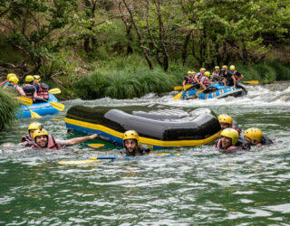 Raften en zwemmen in de Lousios rivier in Griekenland