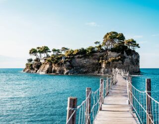 Wandel over de brug naar Agios Sostis Island in Zakynthos