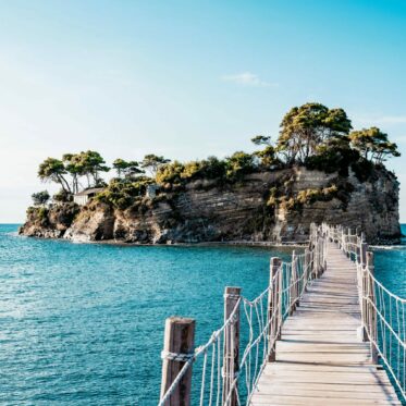 Wandel over de brug naar Agios Sostis Island in Zakynthos