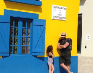 Papa en kind in het kleurrijke Aveiro