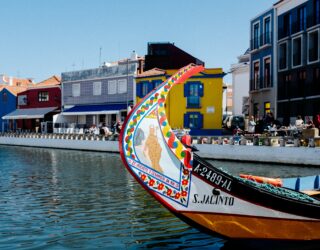 Kleurrijke huizen en kleurrijke boot in Aveiro