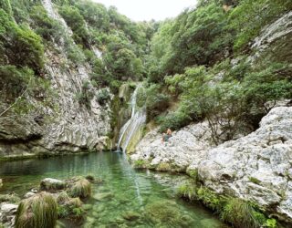 Idyllische Polylimnio watervallen in Griekenland