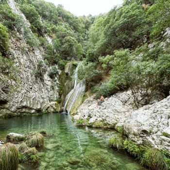Idyllische Polylimnio watervallen in Griekenland
