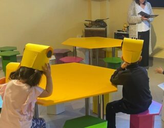 Kinderen luisteren naar bijenverhaal