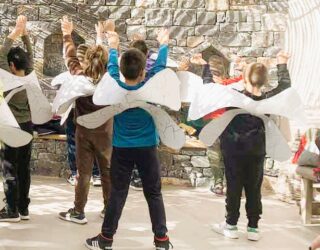 Kinderen met zelfgemaakte bijenvleugels