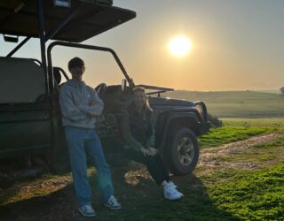 Mama en zoon op safari in het wildreservaat langs de tuinroute