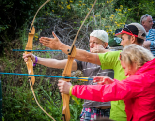 Familie leert boogschieten