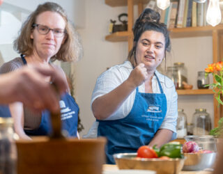 Familie tijdens Griekse kookworkshop