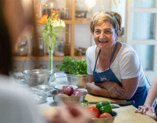 Griekse mama deelt haar geheimen tijdens Griekse kookworkshop