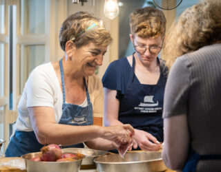 Griekse mama helpt bij het bereiden van je favoriete Griekse gerecht