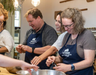 Familie kookt samen tijdens Griekse kookworkshop