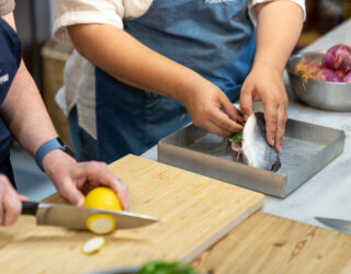 Samen verse vis bereiden tijdens Griekse kookworkshop