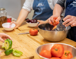 Groenten bereiden tijdens Griekse kookworkshop