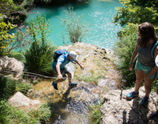 Wandelen langs de azuurblauwe Polimnio watervallen