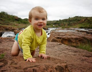 Kind klautert op Bourke's Luck Potholes langs panoramaroute Zuid-Afrika