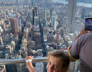 Skyline met kinderen in Summit One Vanderbilt