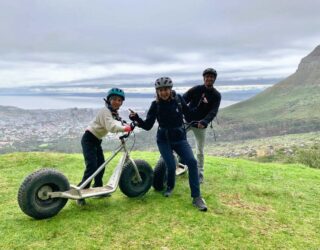 Kinderen op supersteps van de Tafelberg