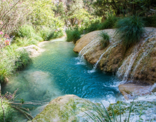 Azuurblauwe Polimnio watervallen