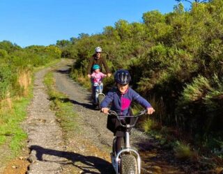 Papa en kinderen met supersteps van de Tafelberg