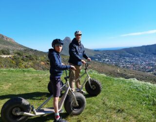 Papa en kind op supersteps aan de Tafelberg