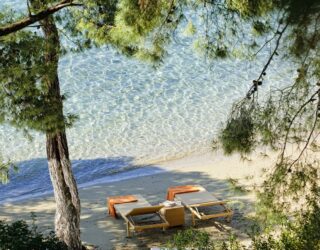 Strand bij hotel in Poros Griekenland