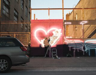 Graffitikunstenaar in actie Brooklyn New York