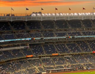 Yankee Stadium in New York bij zonsondergang
