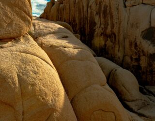 Klimmen op de rotsen in Joshua Tree National Park