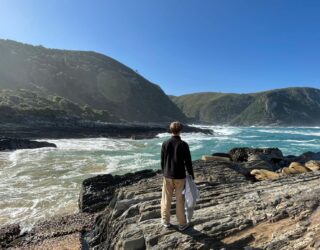 Tiener bij ruige kustlijn in Storms River