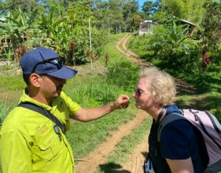 Ruiken aan planten bij de Bri Bri Indianen in Costa Rica