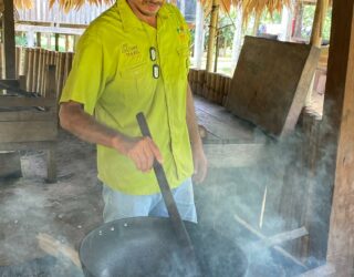 Cacaobonen branden bij de Bri Bri Indianen