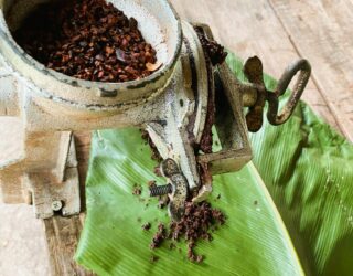 Cacaobonen malen bij de Bri Bri Indianen