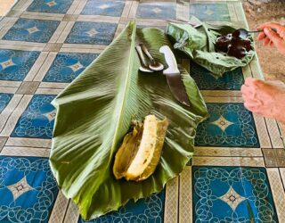 Banaan op bananenblad met zelfgemaakte chocoladesaus bij de Bri Bri Indianen