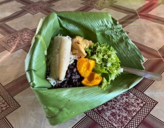 Lunch in bananenblad bij de Bri Bri Indianen in Costa Rica
