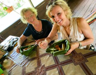 Lunch in bananenblad bij de Bri Bri Indianen