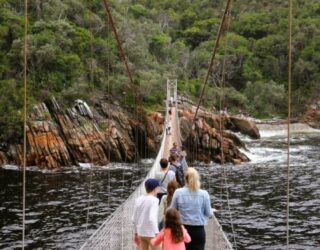 Met kinderen op de hangbrug in Storms River Zuid Afrika