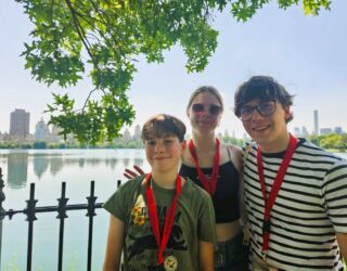 Fietsen door Central Park met kinderen langs de NY skyline