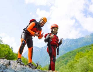 Papa en kind op aquatrekking in de Soca rivier Slovenië