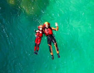 Papa en kind op aquatrekking in Slovenië