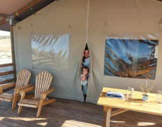 Mama met kinderen in de tent bij Oudtshoorn